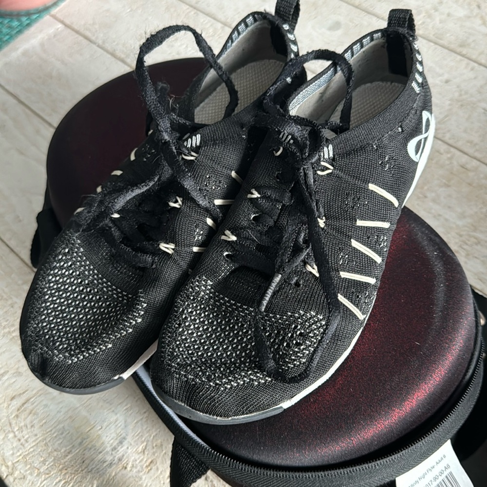 Black nfinity night flyte cheer shoes size 6 with case